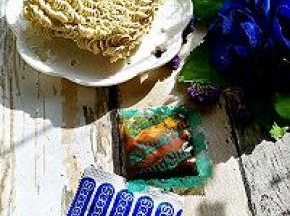 两小袋浓汤料。主要有泰国特有的柠檬叶、香茅、辣椒和虾，浓汤里集合了酸辣甜咸和浓浓的香料味道。