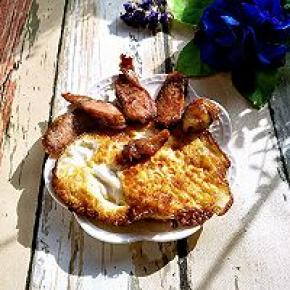 煎鸡蛋一个，切片香肠一根