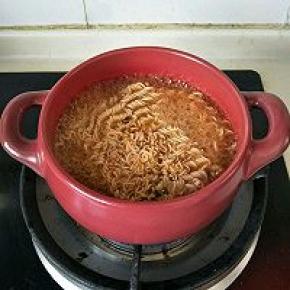 做法:


1，砂锅用软布搽干净就好不需要特别的养锅。


2，砂锅放入适量的冷水，大火烧开下入面条，加入调料，边上放切片香肠，中间放煎鸡蛋，边上放入一把鲜薄荷，两分钟关火。