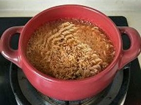 做法:


1，砂锅用软布搽干净就好不需要特别的养锅。


2，砂锅放入适量的冷水，大火烧开下入面条，加入调料，边上放切片香肠，中间放煎鸡蛋，边上放入一把鲜薄荷，两分钟关火。