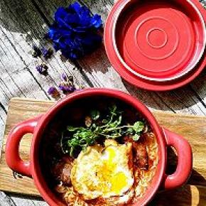 一碗汤面端上桌来，香辣皆有，口感嫩滑。这道汤面酸酸辣辣香香甜甜，Q弹爽口，可以说是五味俱全！