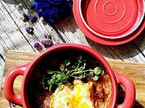 一碗汤面端上桌来，香辣皆有，口感嫩滑。这道汤面酸酸辣辣香香甜甜，Q弹爽口，可以说是五味俱全！