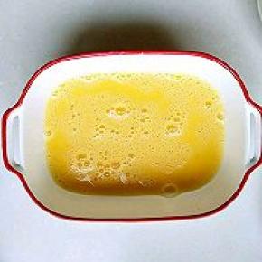 鸡蛋加淀粉打散搅拌均匀。