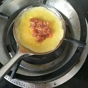 入肉馅快速一边取起，用筷子压一下便于沾合，两面有虎皮花纹就可以。