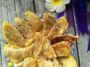 勺子最好用厚点的铁勺，薄的勺子容易沾。