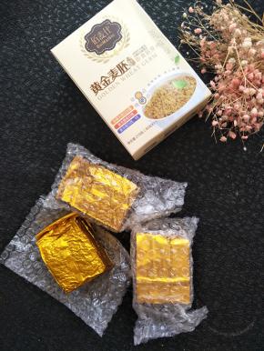 每盒有三个独立的包装，每袋90克。内袋铝箔抽真空包装防止氧化确保金麦胚芽的原味与营养。
打开包装胚芽片很细腻，是细小的颗粒状，颜色金黄。闻起来淡淡的麦香，来一杯营养的牛奶胚芽吧