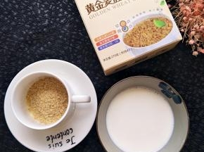 材料；准备好牛奶.金胚芽麦片