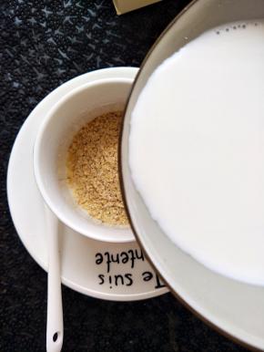 做法；杯中放入适量的胚芽片，牛奶加热。
将牛奶倒入杯中充分搅拌均匀