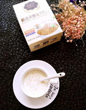 小麦胚芽吸收了牛奶，质地变软了，还是有细小的颗粒，喝的时候要搅拌均匀。