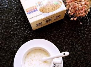 小麦胚芽吸收了牛奶，质地变软了，还是有细小的颗粒，喝的时候要搅拌均匀。