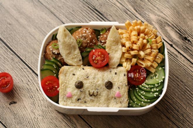 【兔子吐司便当】芝麻吐司、肉酿面筋、煎蛋、黄瓜、番茄入