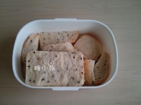 然而事实上在整齐的成品图下是这副模样
是的我需要更多的面包，于是把边角料什么的面包都塞到了底下
耳朵暂时先放在一边最后再加上去，以便于摆放配菜