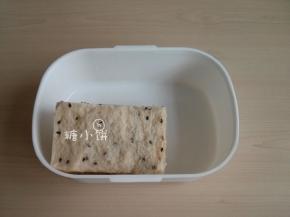 芝麻吐司切成长方形块状