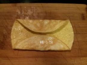 如图上下往中间处翻折