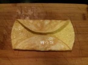 如图上下往中间处翻折