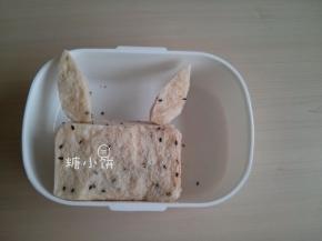 再切出两只耳朵，感觉脸太方了我又把棱角修得圆了一点
连接耳朵和脸我用的是两根炸过的意大利面
就只是把意大利面炸熟了而已，脆脆的