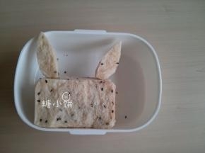 再切出两只耳朵，感觉脸太方了我又把棱角修得圆了一点
连接耳朵和脸我用的是两根炸过的意大利面
就只是把意大利面炸熟了而已，脆脆的