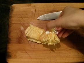 从一端向另一端卷起来