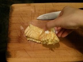 从一端向另一端卷起来
