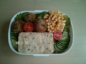 装饰小番茄，撒了一点点葱花和白芝麻