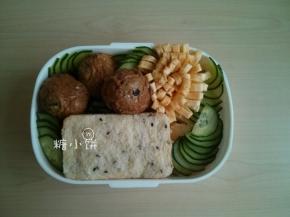 码好配菜：红烧的肉酿面筋，煎蛋花，黄瓜片
黄瓜我没有调味了反正可以生吃，如果凉拌的话汤汁会把面包给泡烂不太好