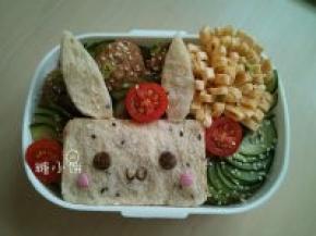 最后紫菜做出表情。粉红的脸蛋是做蛋糕用的装饰糖
话说我真的觉得紫菜做表情很不靠谱啊，这万一受潮很快变形
刚摆上去呢就马上不圆不平整不服帖了。虽说形变也不算太太太大
也想过用蚝油什么的来画表情，感觉又不如紫菜的质感好
粉红的那个装饰糖我拍了照片以后就取掉了，虽说其实跟面包也不会串味