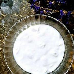 酸奶加糖搅拌均匀