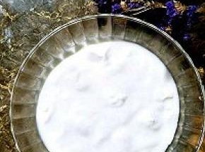 酸奶加糖搅拌均匀