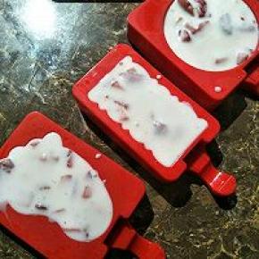 硅胶模具洗净倒入搅拌好的草莓酸奶