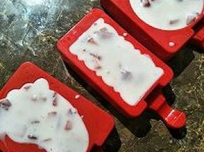 硅胶模具洗净倒入搅拌好的草莓酸奶