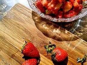 草莓洗净切丁