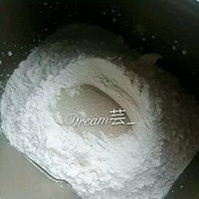 除黄油之外的所有材料全部放入面包机。最好按照先液体后粉类的顺序投放，