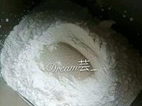 除黄油之外的所有材料全部放入面包机。最好按照先液体后粉类的顺序投放，