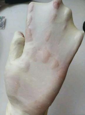 揉匀以后加入黄油继续搅拌。能轻松拉出薄膜。