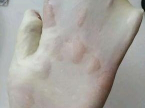 揉匀以后加入黄油继续搅拌。能轻松拉出薄膜。