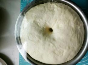 面团发至2.5倍大，手指沾面粉戳一个洞不回缩即发酵完成。
