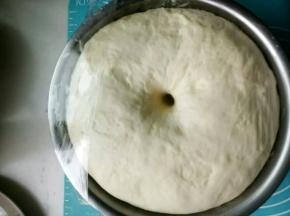 面团发至2.5倍大，手指沾面粉戳一个洞不回缩即发酵完成。