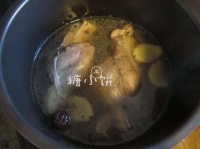 高压锅上汽后压35分钟，自然放气后开盖，加盐调味备用