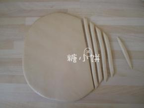 取一张面饼切成宽约6MM的条状