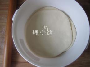 面团所有材料揉光，分成两份。
分别擀成两个厚约5MM的面饼，表面和底面均匀抹上植物油，醒30分钟