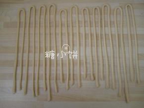 把每条面先轻拉一下放在操作台上醒着，不用一次性拉很长