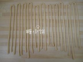 把每条面先轻拉一下放在操作台上醒着，不用一次性拉很长