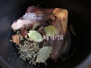 羊前小腿洗净加姜5片，草果1个，香叶1片，桂皮1段，八角2个，
小茴香1.5茶匙，花椒1茶匙和料酒2汤匙，加入清水至基本没过羊肉