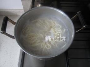 一般来说是边拉面边下锅，但是这需要保证一定的速度
如果刚开始做拉起来比较慢的话可以拉完一定数量挂在一个地方，再一起下锅