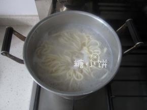 一般来说是边拉面边下锅，但是这需要保证一定的速度
如果刚开始做拉起来比较慢的话可以拉完一定数量挂在一个地方，再一起下锅