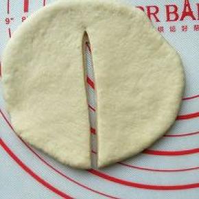 取一个面饼，用刀从中间切开，但不切断