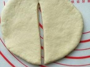 取一个面饼，用刀从中间切开，但不切断