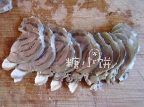 之前炖好的羊小腿去骨切片，舀一碗炖羊肉的原汤，把煮好的面捞到汤里
码上羊肉片，再撒一把香菜碎即可。根据自己的口味还可以加些辣椒油调味即可。