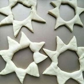 将接头的地方稍稍捏紧，放在温暖处发酵，发酵好以后，在发好的面坯上刷上一层全蛋液。