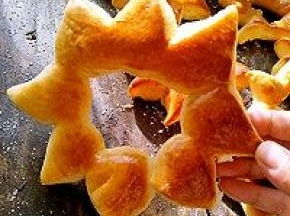 擀薄一点烤出的面包就硬一点，软，硬看自己喜欢